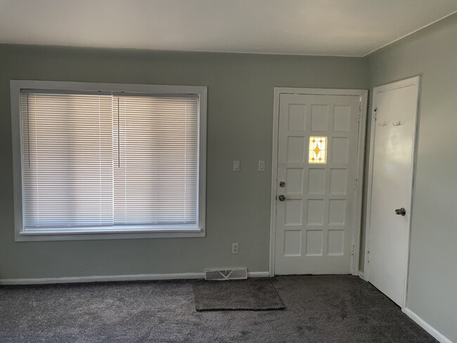 Living Room / Front Door - 625 E Hudson Ave