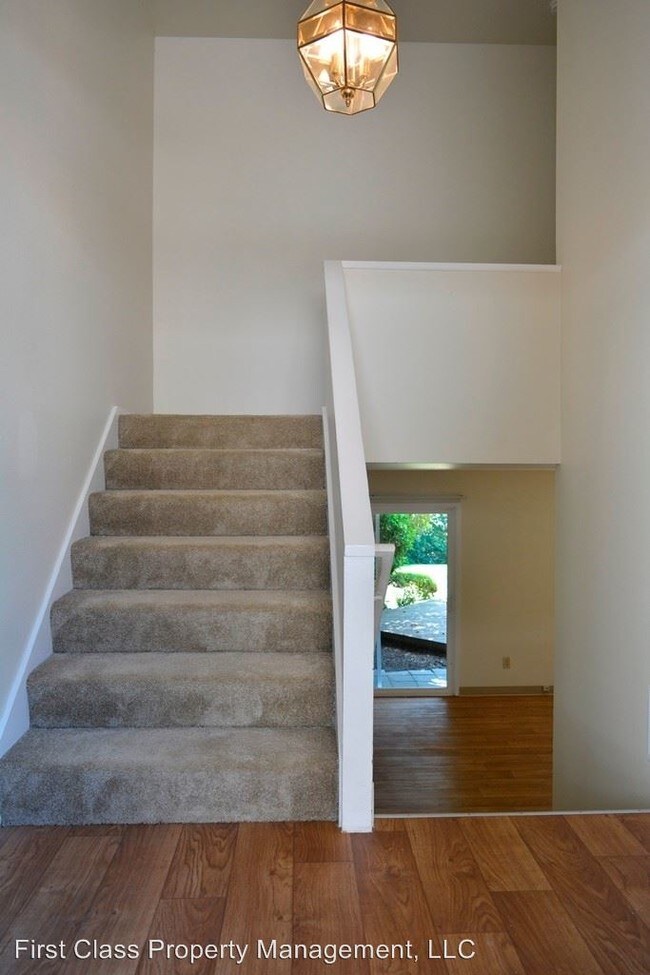 Building Photo - 8500 SW Canyon Dr