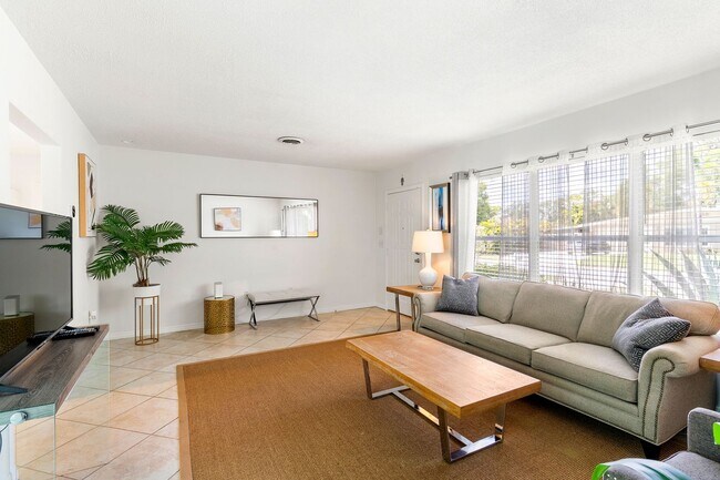 Foto del edificio - Fabulous 3 bed/ 2 bath Pool Home in South Sarasota ~ Coming March!