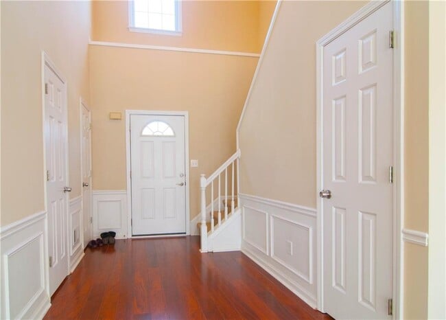 Building Photo - 558 Lullingstone Dr SE