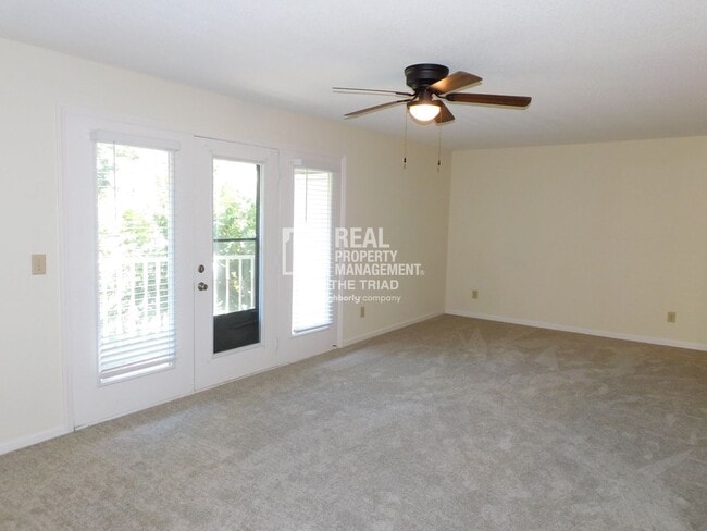 Building Photo - Cute 2BR/2BA Condo off Battleground Avenue...