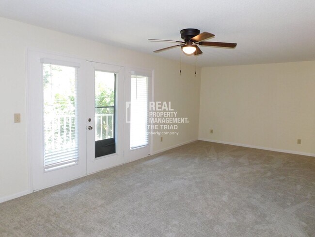 Foto del edificio - Cute 2BR/2BA Condo off Battleground Avenue...