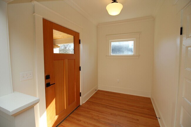 Building Photo - Beautifully Updated 4 Bed/3 Bath 1913 Hist...