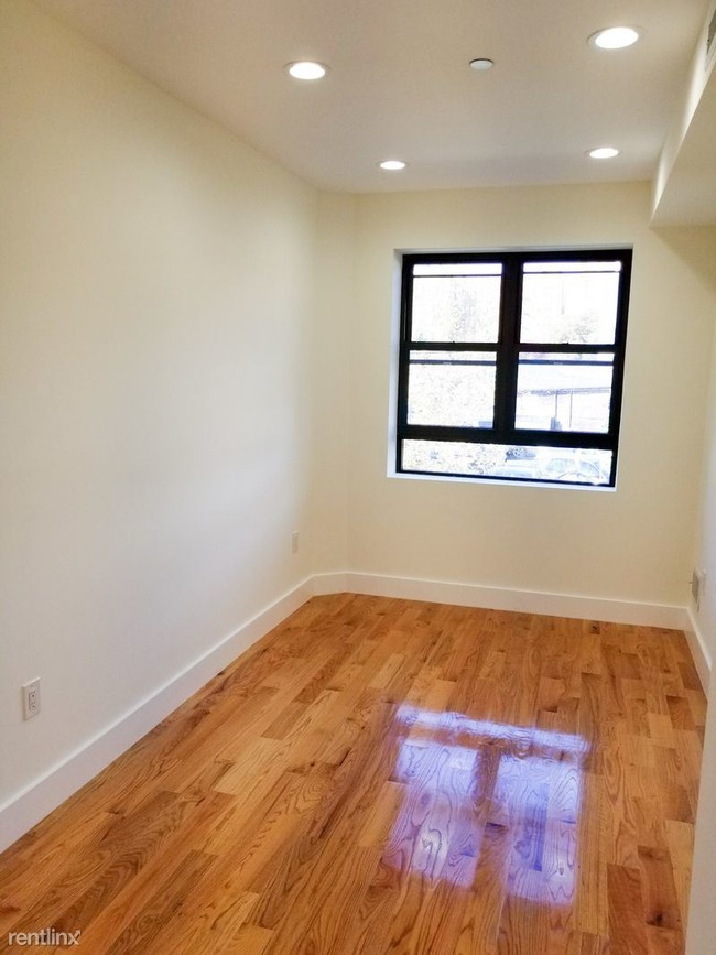 Building Photo - 3 br, 1 bath Apartment - 433 Maple St Apt 1