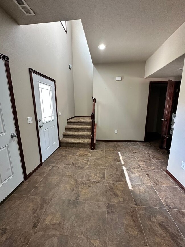 Building Photo - 3 Bedroom Townhome!