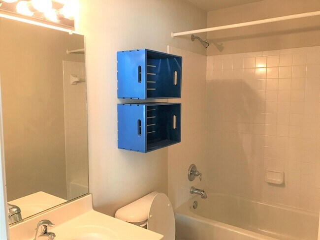 Building Photo - STAFFORD - 5 BEDROOM HOME -  MINUTES TO QU...