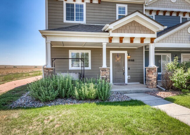 Building Photo - Cute End Unit 3 Bedroom Townhome in Lorson...