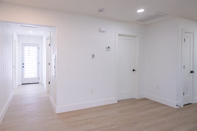 Building Photo - 1142 Mansell Ave