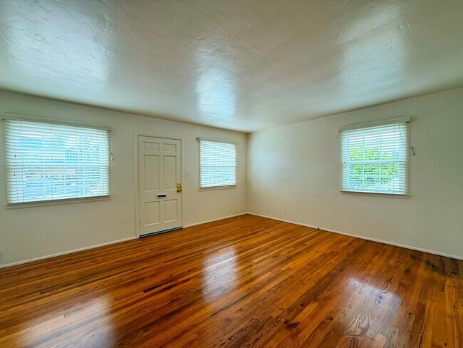 Foto del edificio - Classic Crown Point Beach Home – Charming Coastal Living Just Minutes from the Bay