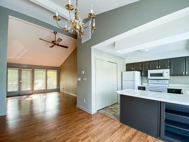Building Photo - Top Floor Two Bedroom at The Oaks