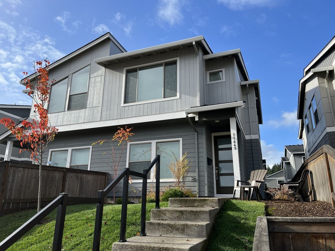 Gorgeous 3BR Home with Open Main Level & Large Primary Suite - Gorgeous 3BR Home with Open Main Level & Large Primary Suite