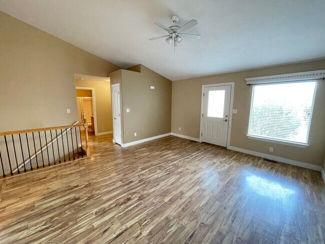 Foto del edificio - 4 Bed, 3 Bath Town Home w/ 2 Car Garage - ...