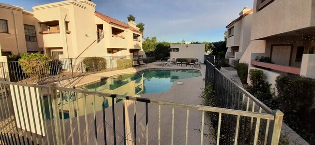 Foto del edificio - 2959 N 68th Pl