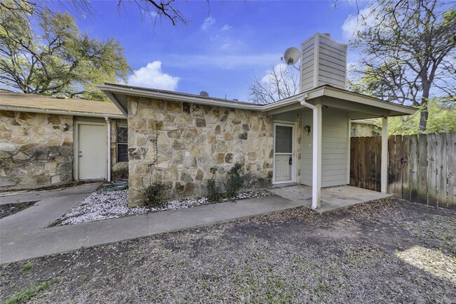 Foto del edificio - 9802 Hundred Oaks Cir