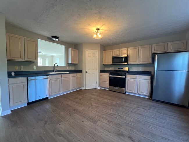 Building Photo - Charming 3-Bedroom Home with Modern Upgrad...