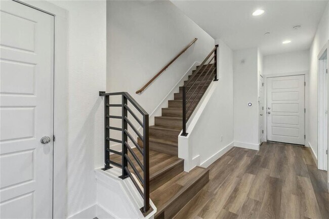 Foto del edificio - 7205 Bassett Ct