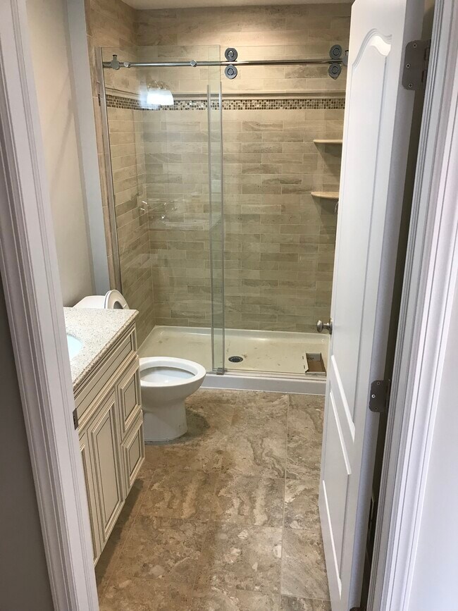 2nd bath - 955 Lincoln Blvd