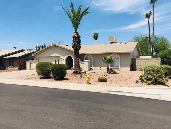 Building Photo - 3 bed 2 bath with POOL