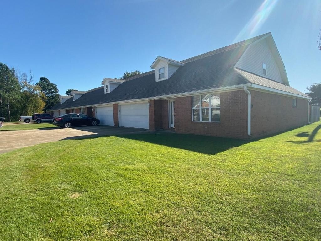 Primary Photo - 915 Linwood Dr