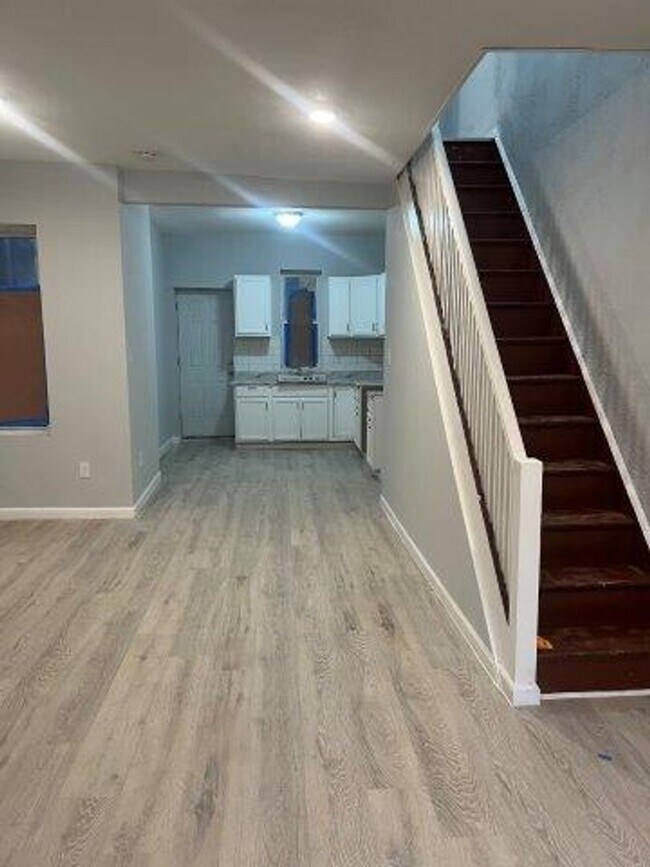 Building Photo - Stunning Renovated 3 Bedroom home, great l...