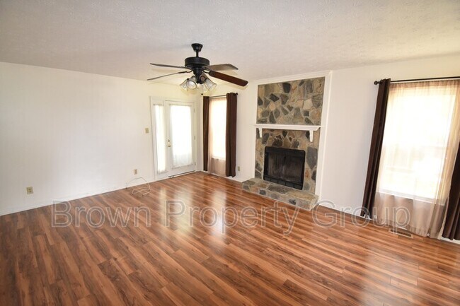 Building Photo - 121 Sprucepine Dr