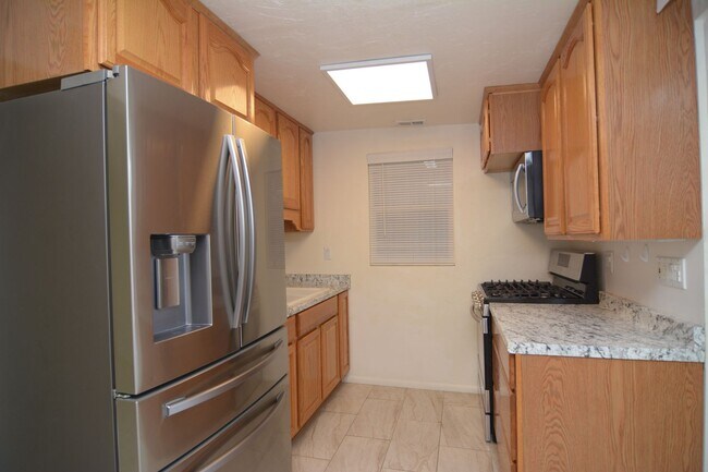 Foto del edificio - Well Maintained 2 Bedroom 1 Bath Townhouse! East Tucson Location!