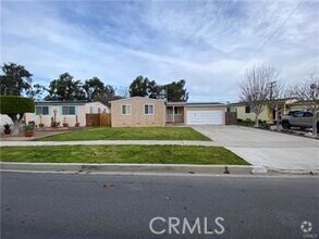 Building Photo - 917 Evergreen Ln