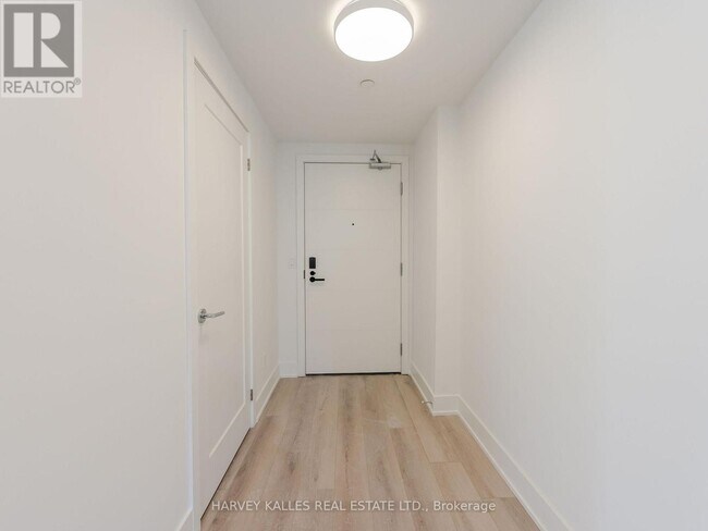 Photo du bâtiment - 8-208 Manor Rd W