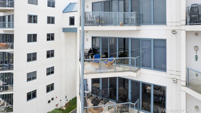 Building Photo - 2964 Lakeshore Dr
