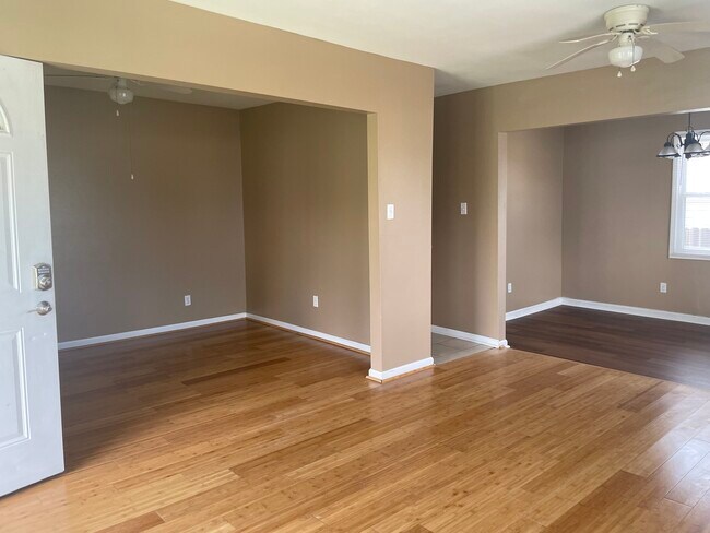 Foto del edificio - 6056 Warrington Dr