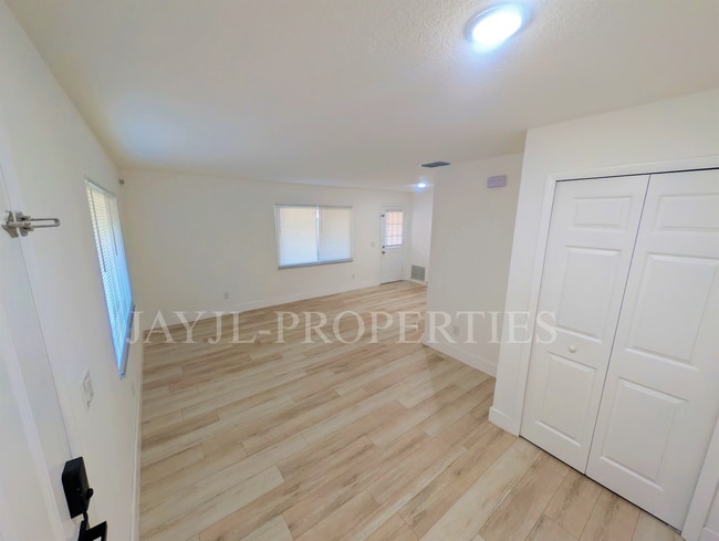 Building Photo - 1997 Bonneville Dr