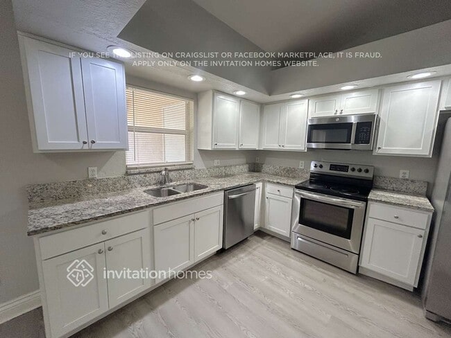 Building Photo - 3523 SW 9th Ave