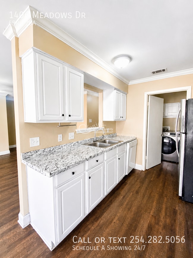 Building Photo - 1406 Meadows Dr