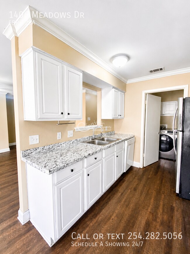 Foto del edificio - 1406 Meadows Dr