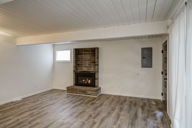 Building Photo - Updated 3 Bedroom 2 Bath Single Level Dupl...