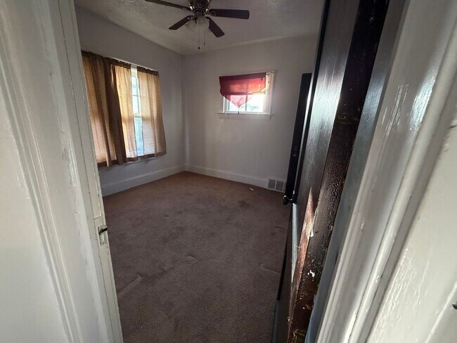 25 - 3720 E 151st St