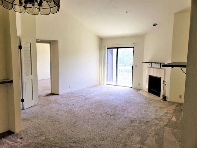Building Photo - Lovely unit with a view in North Park!