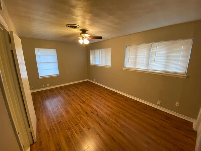 Building Photo - 1213 Crestview Dr