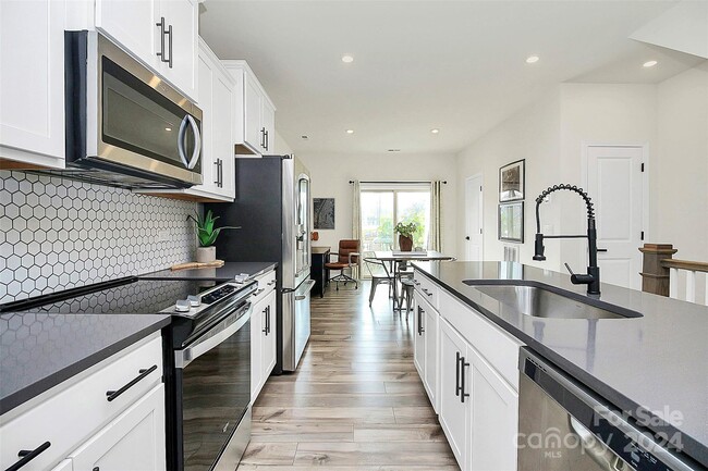 Kitchen - 326 Simeon Dr