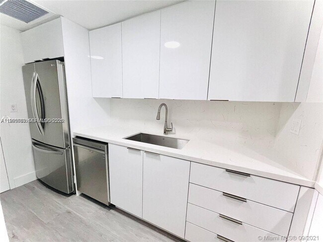 Foto del edificio - 880 NE 69th St