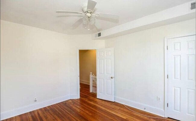 Foto del edificio - 1423 E Street NE, Unit 2nd Fl Front Bedroom