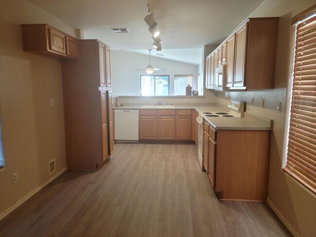 Building Photo - Three bedroom plus sitting area in master ...
