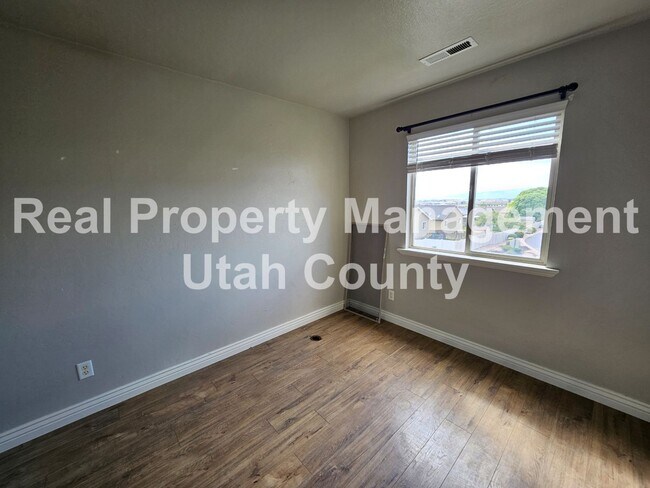Building Photo - 1708 E Ridgefield Rd