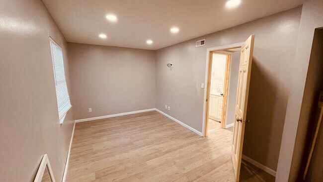 Building Photo - 1410 Villa Ct