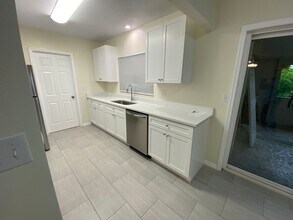 Building Photo - 640 Poinsettia Dr