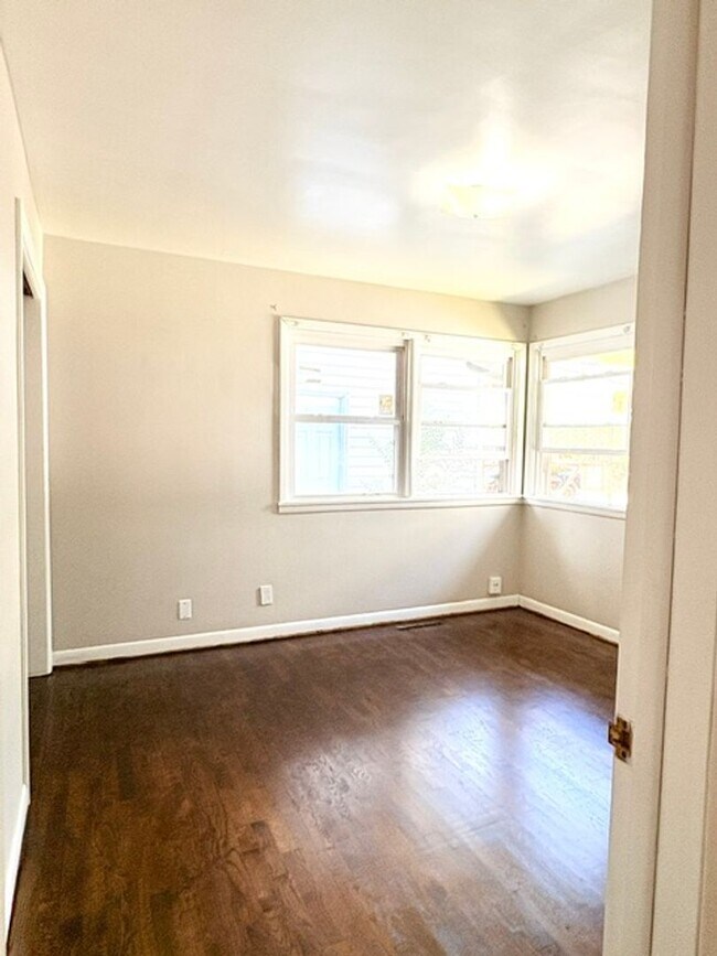 Building Photo - 521 S Oak Grove Ave