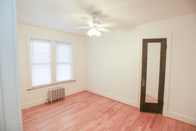 Building Photo - 2026 W Berwyn Ave