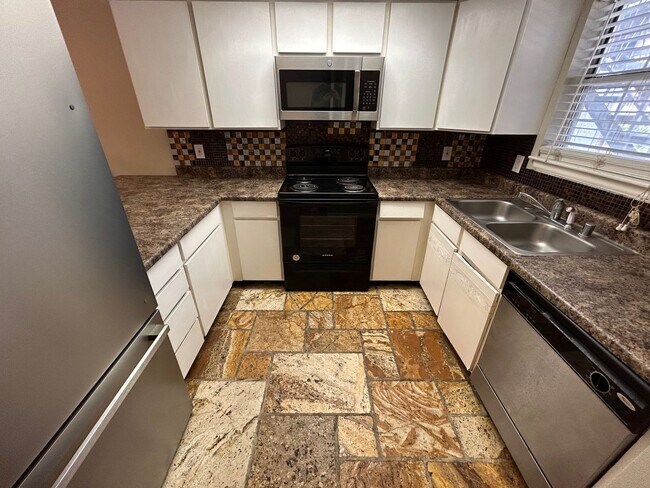 Building Photo - INTRODUCING A COZY AND CONVENIENT 1 BEDROO...