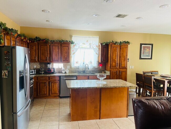 Building Photo - 425 Emerald Shore Ln