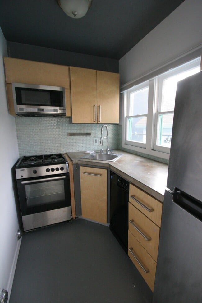 Building Photo - 45 Ozone Ave